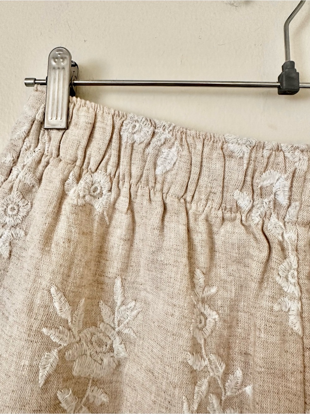 | abercrombie & fitch • taupe floral embroidered linen shorts • medium | - Picture 5 of 7